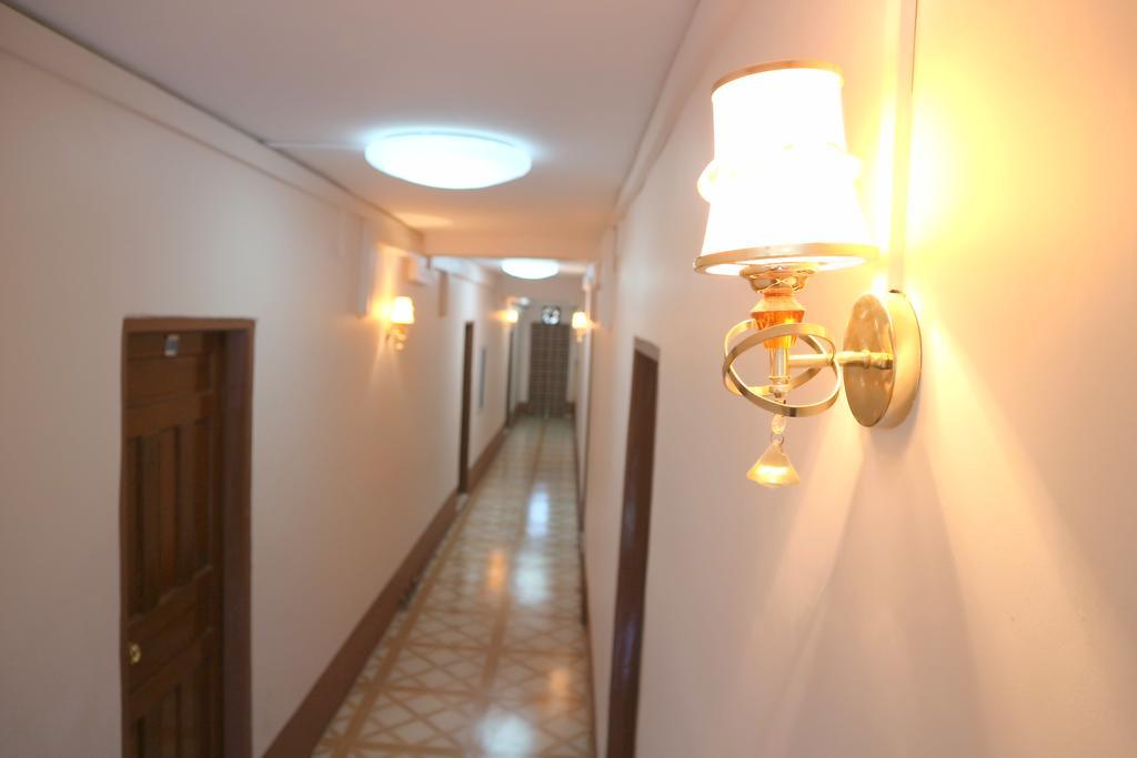 Everest Hotel ヤンゴン エクステリア 写真